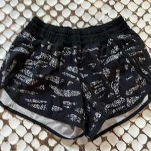 Lululemon Tracker shorts 4”